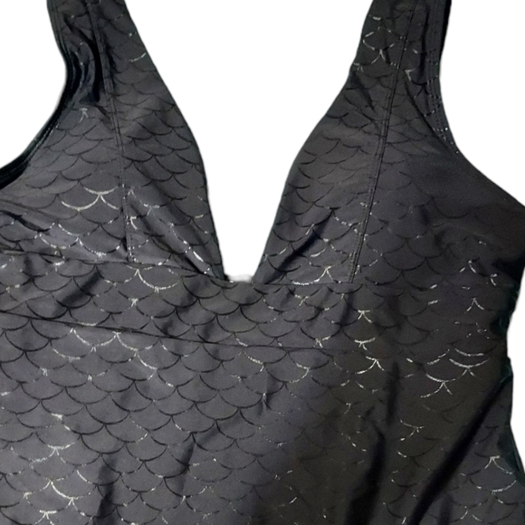 Heat XL One piece swim suit plunge 80%nylon 20%spandex - Picture 3 of 12